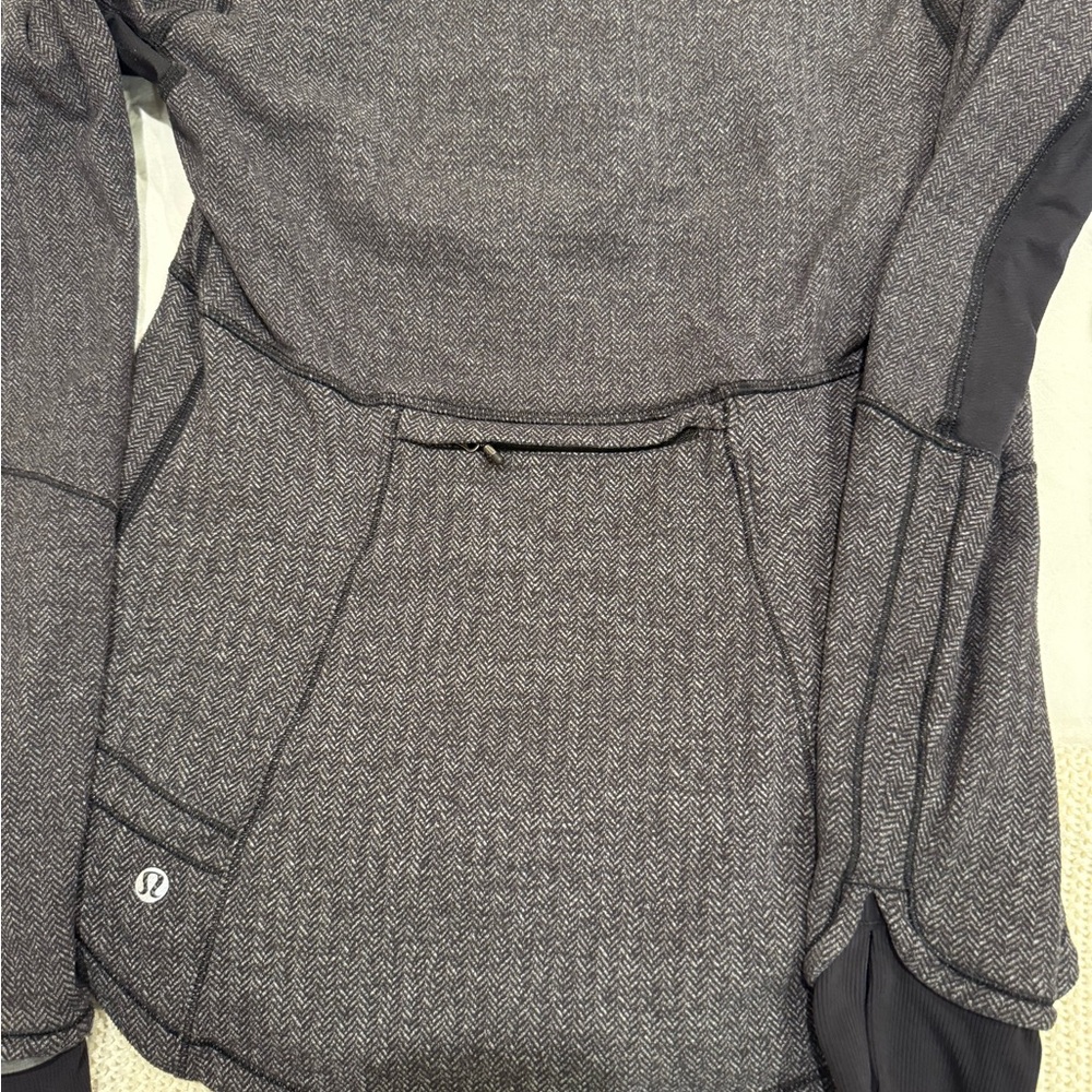 Lululemon Gray Herringbone Half zip sz 6